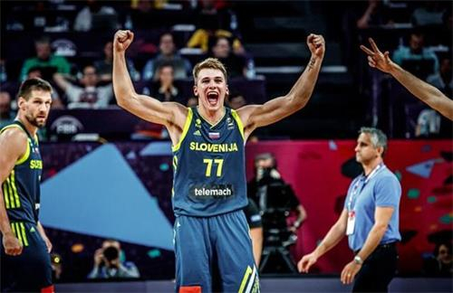 辉哥让你四分钟看懂皇马为什么输的那么狼狈（辉哥用四分钟讲清皇马为何输得如此狼狈）