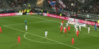 TA：旗帜与歌声并行，球迷组织让曼联主场再度鲜活（TA：旗海与歌浪齐起，球迷组织重焕曼联主场活力）