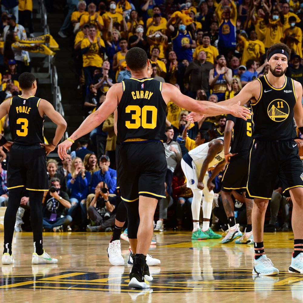 有何意味？萨拉赫社媒晒户外落叶景色图，并未配文（萨拉赫社媒晒落叶美景却无一字，意味几何？）