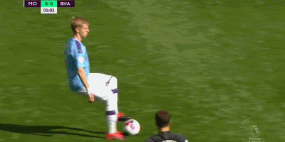 你故意的吧？范戴克防守传中时高举右手导致手球送点