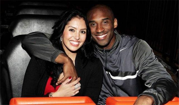 法兰克福球迷诺坎普燃放焰火投掷玻璃杯（法兰克福球迷在诺坎普燃放烟火并投掷玻璃杯）