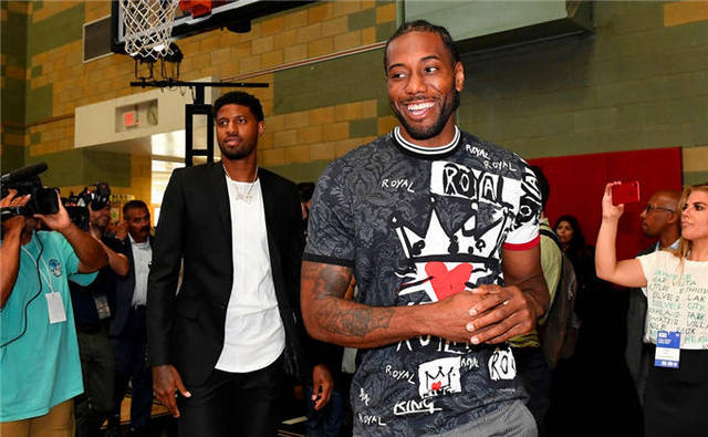 多特边锋个人秀燃炸全场（多特边锋神勇表演点燃全场）