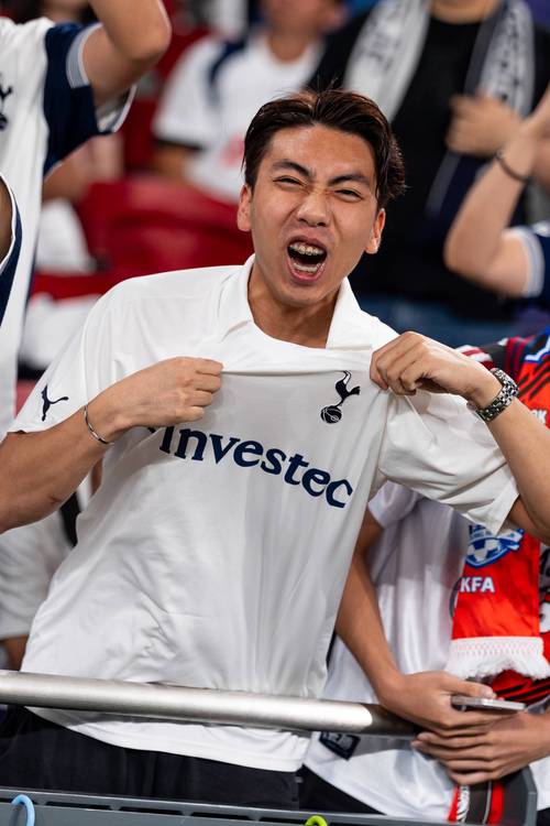 利物浦主帅斯洛特做出惊人决定：萨拉赫罕见坐上替补席