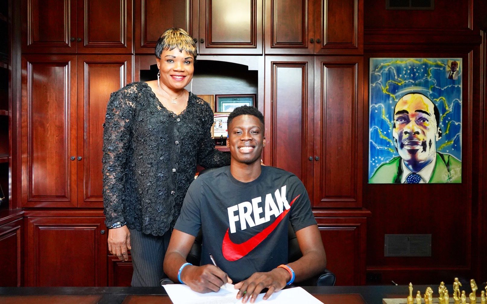 海廷加：奥斯梅恩和伊布、德罗巴一样强大，始终是一个威胁（海廷加：奥斯梅恩与伊布、德罗巴比肩，持续构成威胁）